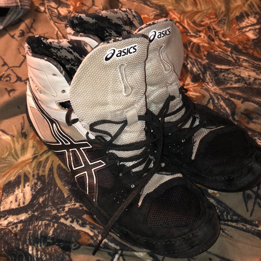 Athletic wrestling shoes